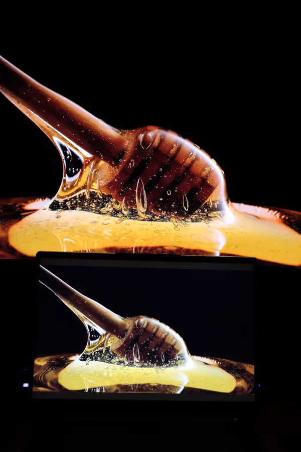 MSI MAG 341CQP QD-OLED (top) vs Lenovo ThinkBook 14 G8 (bottom)